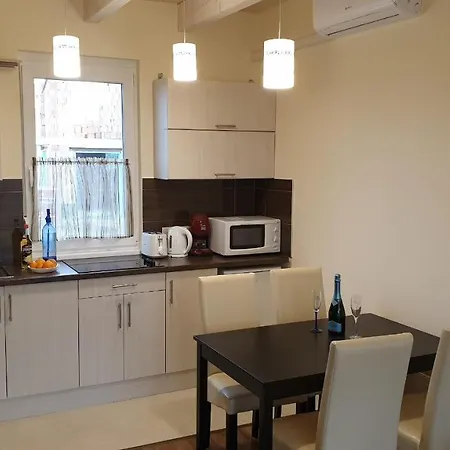 Buzavirag Apartmanhaz * Balatonakali