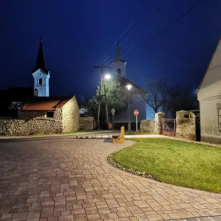 Buzavirag Apartmanhaz *