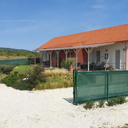 Buzavirag Apartmanhaz